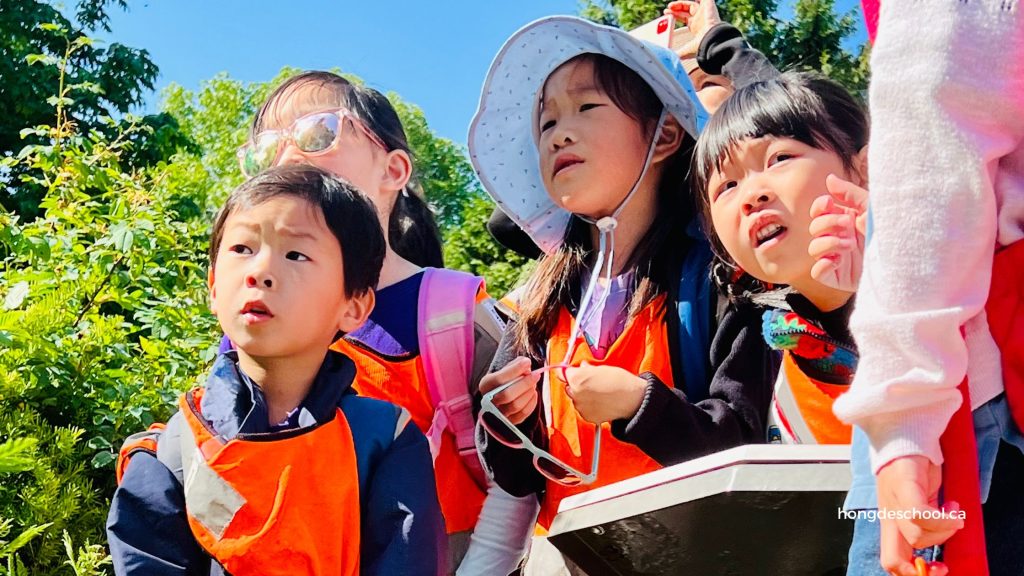 Discovering nature through Indigenous art. HongDe students on a filed trip to see First Nation Totems in Stanley Park.