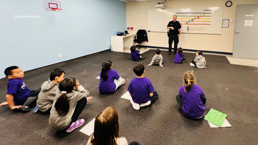 Community Officer from Vancouver PD Visits HongDe Elementary. Featured Image