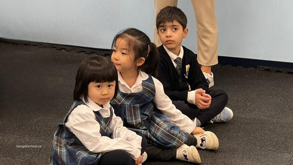 HongDe students listening to the police officer