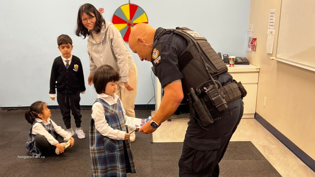 HongDe student gives a thank you card to the police officer